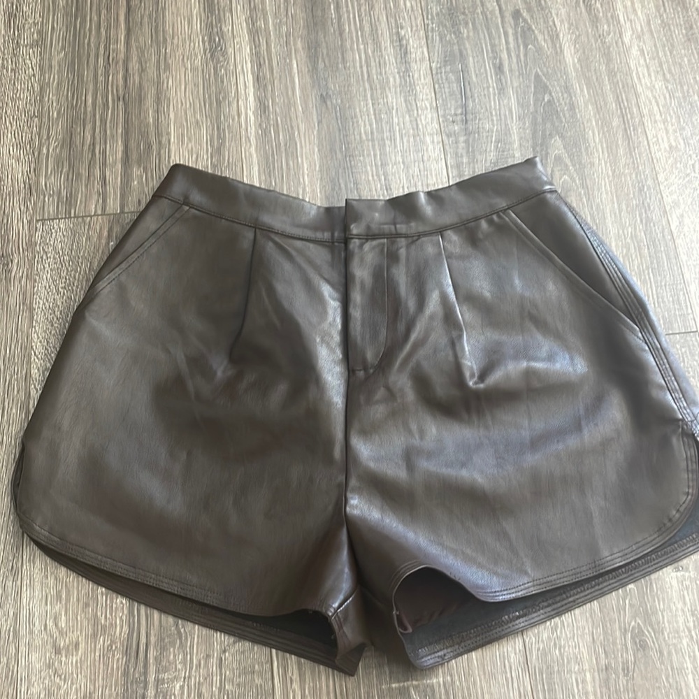 Get ready for fall in these fab leather shorts, high waisted super comfy